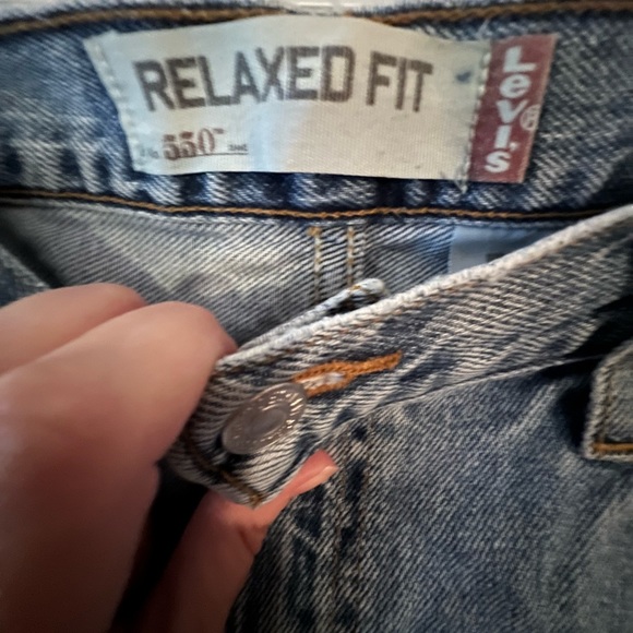 Levi’s 550 Relaxed Fit Men’s Jeans in Light Stonewash - Picture 9 of 11